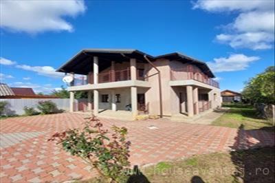 De vanzare casa cu 5 camere in GUGESTI VRANCEA, perioada constructie dupa 2001, pozitionare in zona Central, suprafata utila 350 mp, compartimentare Decomandat 7371