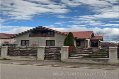 De vanzare casa cu 5 camere in FOCSANI VRANCEA, perioada constructie dupa 2001, pozitionare in zona Vest, suprafata utila 250 mp, compartimentare Decomandat 7381