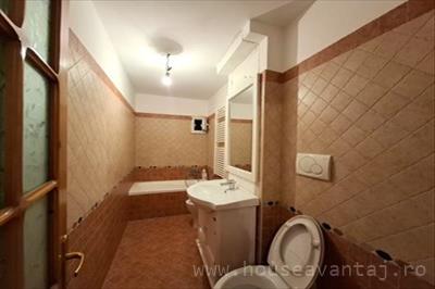 De vanzare apartament in FOCSANI VRANCEA, perioada constructie 1977 - 1989, pozitionare in zona Central, etajul 3, suprafata utila 57 mp, compartimentare Decomandat