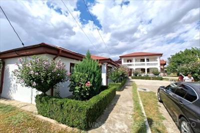 De vanzare casa cu 5 camere in FOCSANI VRANCEA, perioada constructie dupa 2001, pozitionare in zona Central, suprafata utila 360 mp, compartimentare Decomandat