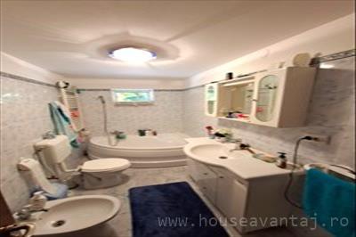 De vanzare casa cu 5 camere in FOCSANI VRANCEA, perioada constructie dupa 2001, pozitionare in zona Central, suprafata utila 360 mp, compartimentare Decomandat