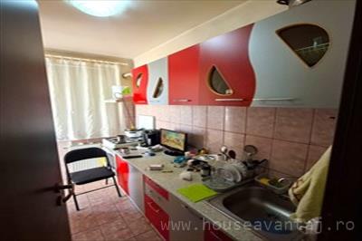 De vanzare apartament in FOCSANI VRANCEA, perioada constructie inainte de 1977, pozitionare in zona Central, etajul 4, suprafata utila 49 mp, compartimentare Decomandat
