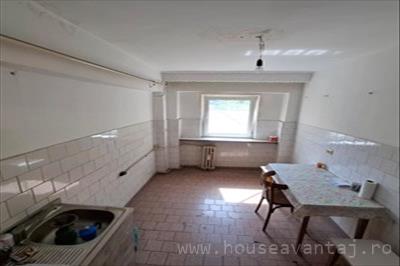 De vanzare apartament in FOCSANI VRANCEA, perioada constructie 1977 - 1989, pozitionare in zona Central, etajul 1, suprafata utila 75 mp, compartimentare Decomandat