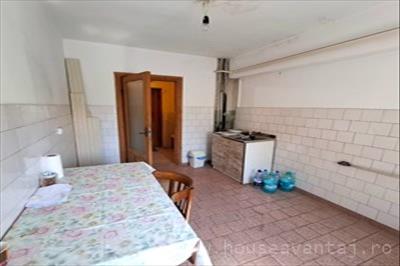 De vanzare apartament in FOCSANI VRANCEA, perioada constructie 1977 - 1989, pozitionare in zona Central, etajul 1, suprafata utila 75 mp, compartimentare Decomandat