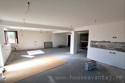 De vanzare casa cu 4 camere in FOCSANI VRANCEA, perioada constructie dupa 2001, pozitionare in zona Central, suprafata utila 240 mp, compartimentare Decomandat