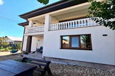 De vanzare casa cu 5 camere in CAMPINEANCA VRANCEA, perioada constructie dupa 2001, pozitionare in zona Central, suprafata utila 320 mp, compartimentare Decomandat