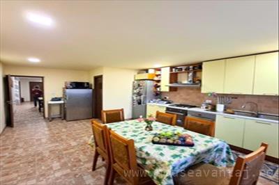 De vanzare casa cu 5 camere in CAMPINEANCA VRANCEA, perioada constructie dupa 2001, pozitionare in zona Central, suprafata utila 320 mp, compartimentare Decomandat