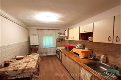 De vanzare apartament in FOCSANI VRANCEA, perioada constructie 1977 - 1989, pozitionare in zona Central, etajul 1, suprafata utila 70 mp, compartimentare Decomandat