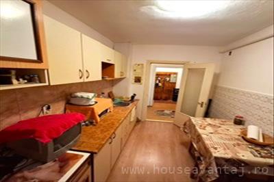 De vanzare apartament in FOCSANI VRANCEA, perioada constructie 1977 - 1989, pozitionare in zona Central, etajul 1, suprafata utila 70 mp, compartimentare Decomandat