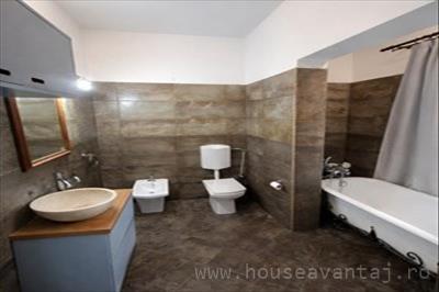 De vanzare casa cu 5 camere in FOCSANI VRANCEA, perioada constructie inainte de 1977, pozitionare in zona Central, suprafata utila 250 mp, compartimentare Decomandat