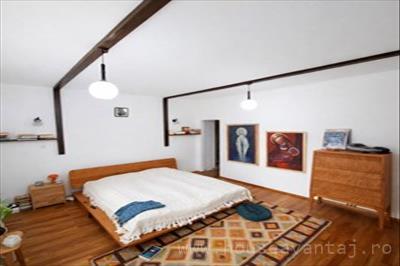 De vanzare casa cu 5 camere in FOCSANI VRANCEA, perioada constructie inainte de 1977, pozitionare in zona Central, suprafata utila 250 mp, compartimentare Decomandat