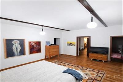 De vanzare casa cu 5 camere in FOCSANI VRANCEA, perioada constructie inainte de 1977, pozitionare in zona Central, suprafata utila 250 mp, compartimentare Decomandat