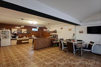 De vanzare casa cu 5 camere in FOCSANI VRANCEA, perioada constructie dupa 2001, pozitionare in zona Central, suprafata utila 160 mp, compartimentare Decomandat