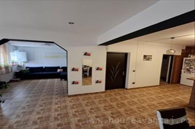 De vanzare casa cu 5 camere in FOCSANI VRANCEA, perioada constructie dupa 2001, pozitionare in zona Central, suprafata utila 160 mp, compartimentare Decomandat