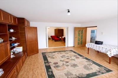 De vanzare casa cu 4 camere in FOCSANI VRANCEA, perioada constructie inainte de 1977, pozitionare in zona Central, suprafata utila 95 mp, compartimentare Semicomandat