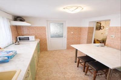 De vanzare casa cu 4 camere in FOCSANI VRANCEA, perioada constructie inainte de 1977, pozitionare in zona Central, suprafata utila 95 mp, compartimentare Semicomandat