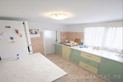 De vanzare casa cu 4 camere in FOCSANI VRANCEA, perioada constructie inainte de 1977, pozitionare in zona Central, suprafata utila 95 mp, compartimentare Semicomandat