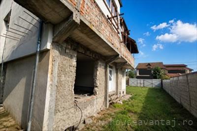 De vanzare casa cu 5 camere in FOCSANI VRANCEA, perioada constructie 1990 - 2001, pozitionare in zona Central, suprafata utila 240 mp, compartimentare Decomandat