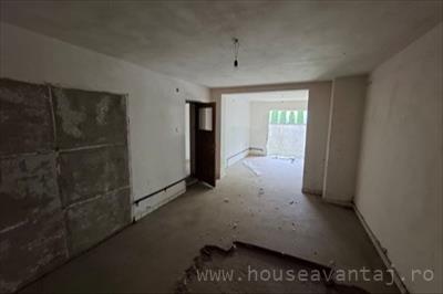 De vanzare casa cu 5 camere in FOCSANI VRANCEA, perioada constructie 1990 - 2001, pozitionare in zona Central, suprafata utila 240 mp, compartimentare Decomandat