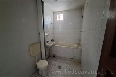 De vanzare casa cu 5 camere in FOCSANI VRANCEA, perioada constructie 1990 - 2001, pozitionare in zona Central, suprafata utila 240 mp, compartimentare Decomandat