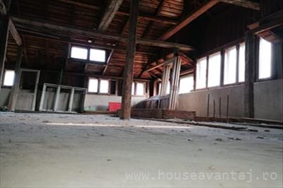De vanzare casa cu 5 camere in FOCSANI VRANCEA, perioada constructie 1990 - 2001, pozitionare in zona Central, suprafata utila 240 mp, compartimentare Decomandat
