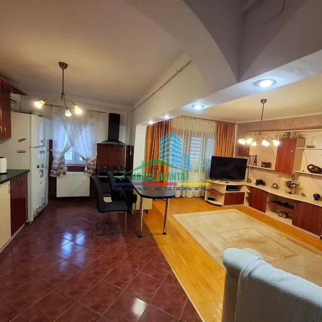 Apartament 4 camere de vânzare   Ultracentral etaj 1