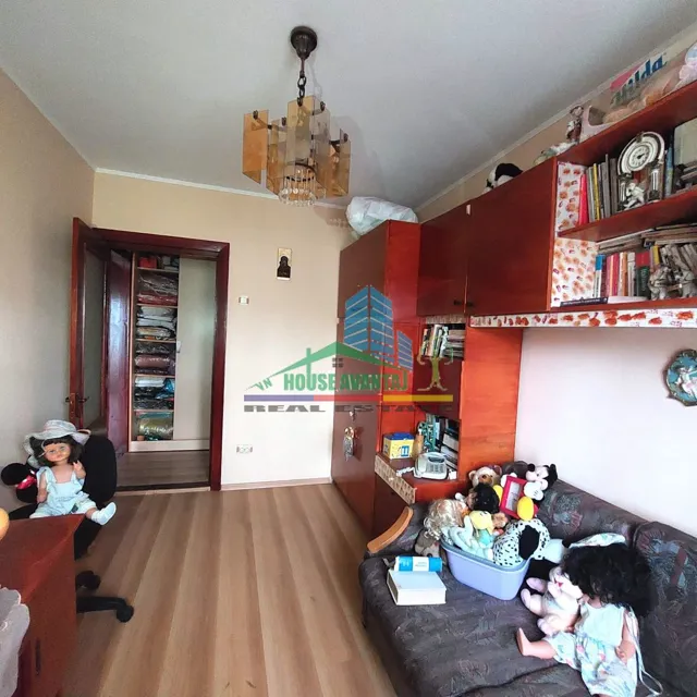 Apartament 3 camere si mansarda (zona Liceul nr.1 )