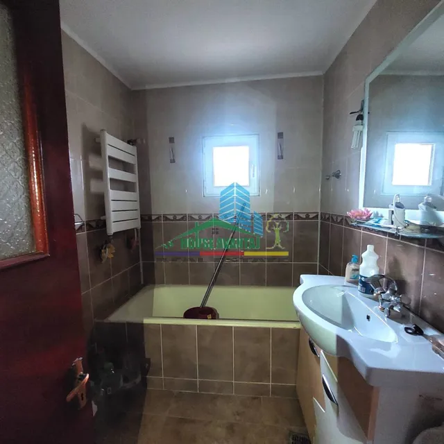 Apartament 3 camere si mansarda (zona Liceul nr.1 )