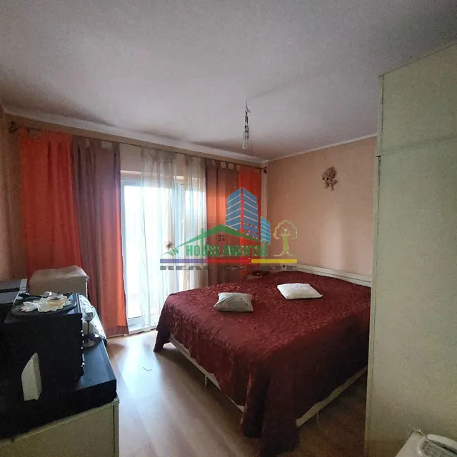 Apartament 3 camere si mansarda (zona Liceul nr.1 )