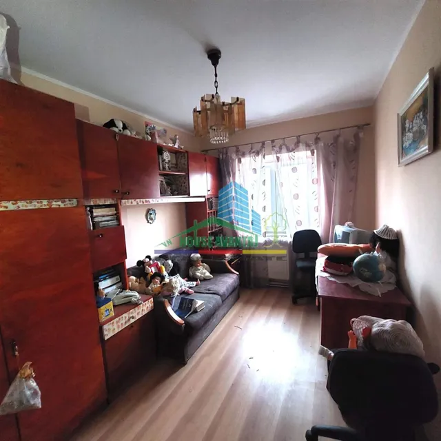 Apartament 3 camere si mansarda (zona Liceul nr.1 )