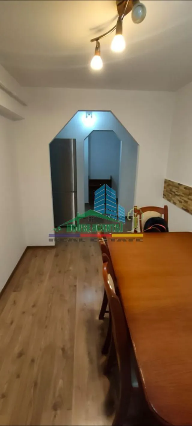 Vand apartament 2 camere 56 mp, zona Piata